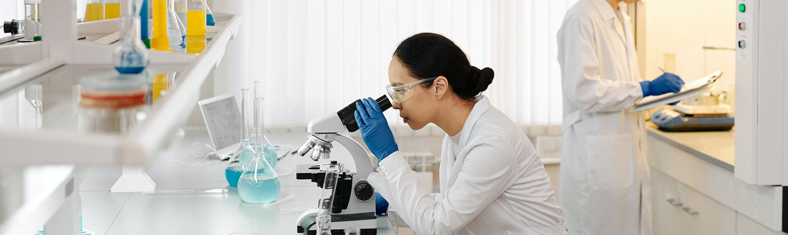   我們?yōu)獒t(yī)藥化工行業(yè)提供分析測試服務，包括安全、質量控制、成分分析、樣品檢測等。<br>
我們能夠提供獨立的、反應迅速，并且節(jié)約成本的測試服務，幫助您縮短將產(chǎn)品推向市場的時間，降低風險，提升產(chǎn)品的市場價值。有幾十家<br>
的合作實驗室，便于我們提供優(yōu)質便捷的本地服務。